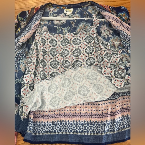 Fig and Flower Wrap Top - Size Medium - Picture 9 of 9